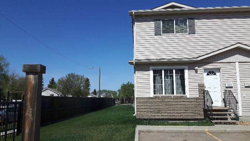 Great value in this end unit Townhouse!!