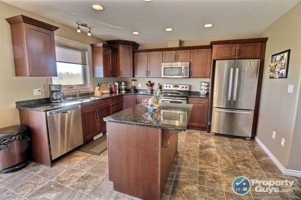 Stunning, Spacious Townhome Condo. Appliances included
