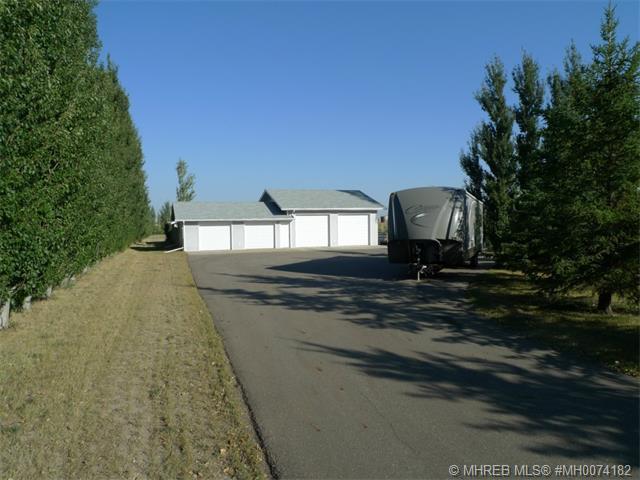 ACREAGE LIVING - THIS COULD BE YOURS!