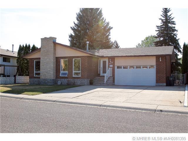 BEAUTIFUL BUNGALOW WITH STUNNING YARD & BACKING ONTO GOLF COURSE