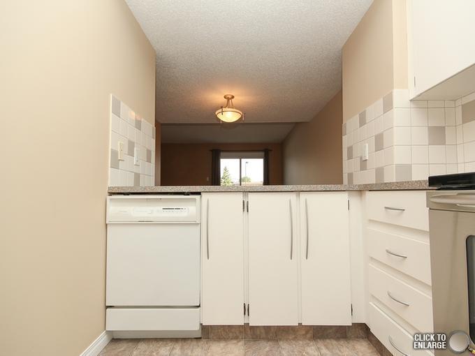 PET? Renovated Townhouse! FENCED YARD. Wow! HUGE Kitchen!!