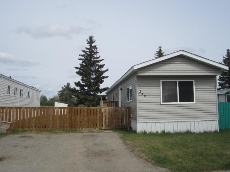 Beautiful 2 Bedroom Mobile Home with Large yard!