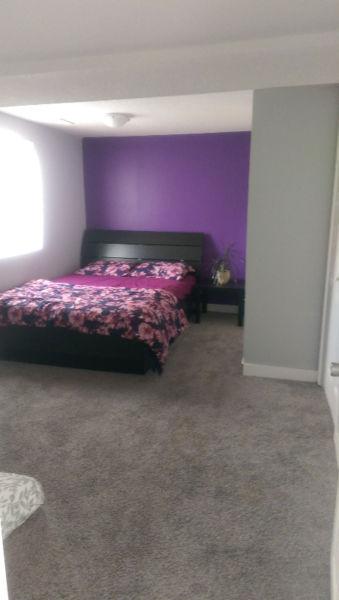 Bedroom with attached Bathroom - Walking distance to Downtown