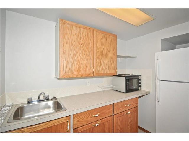 Large Furnished Room for Rent HAVING ITS OWN KITCHENNETTE