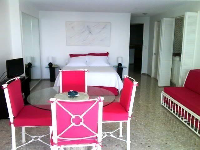 Great beach front condo, located in Acapulco, Mexico! Excellent