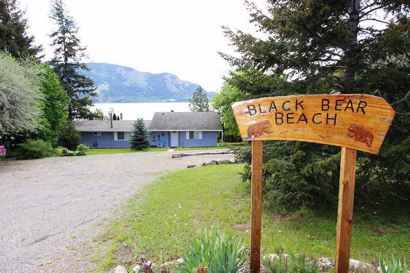 Nicely appointed rancher on the shore of Little Shuswap Lake!
