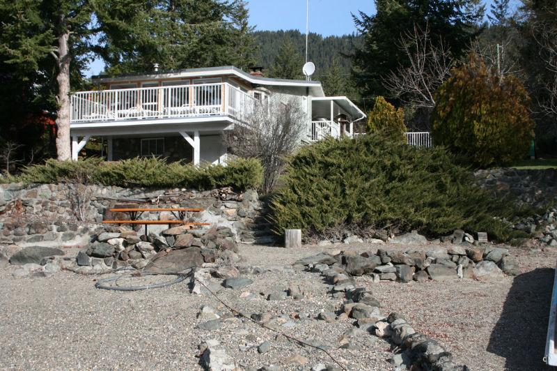 Proudly perched character cottage on Little Shuswap Lake!