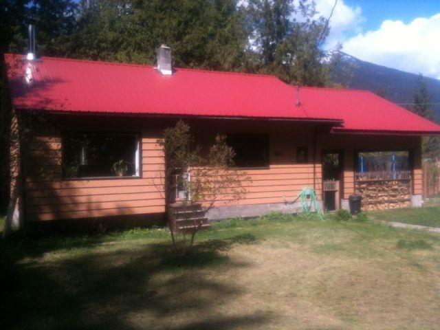 Cozy Cabin/Home on Huge Lot in Slocan!