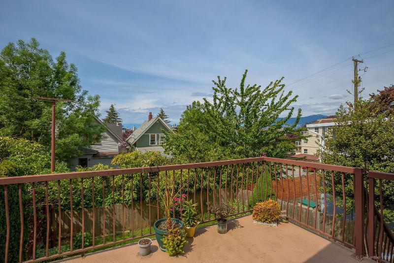 5-bdrm Home w/2 bdrm Suite + VIEW Deck in Trendy Location