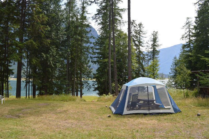 340 ft of Water Front on Arrow Lake!