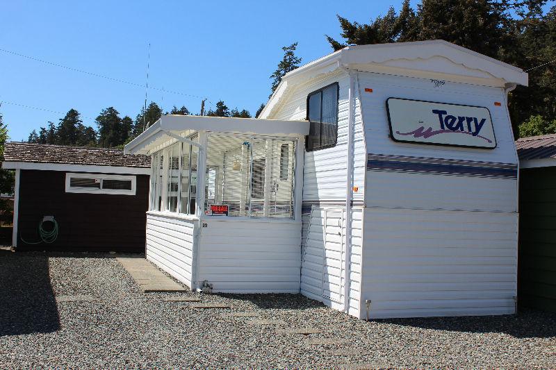 Oceanfront RV Park - Lot and 5th Wheel - Sooke