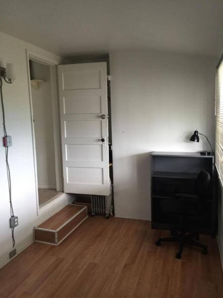 Cozy Room For rent (2mins to Joyce Station)