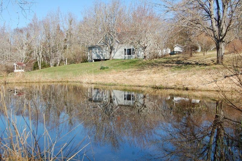 75+ ACRES/3 BD/WATERFRONT/WOOD STOVE/SPACIOUS IN PEMBROKE