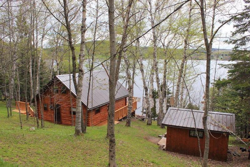 Waterfront Chalet with bunkhouse, Belleisle Bay!!!