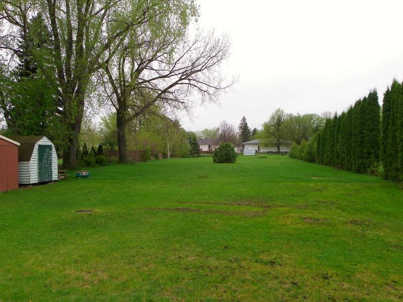 3 Bedroom Bungalow on 1/2 Acre in Steinbach