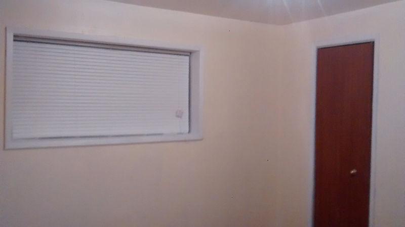 Newly renovated Two Bedroom Triplex unit on Austin St,$780+utl