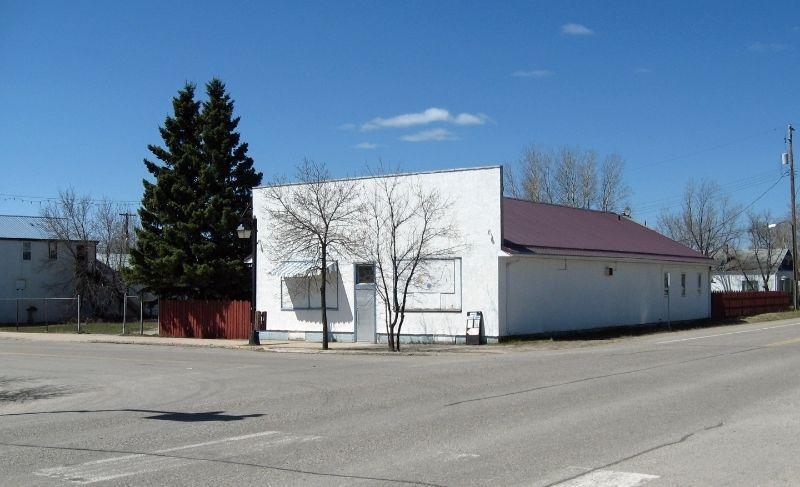 Commercial Building w/Suites in Cranberry Portage