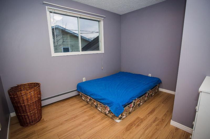 Safe and secure room, Minutes away from Mall & Mun !AVAIL JUNE!