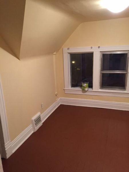 West End room ready immediately, close to downtown and U of W!