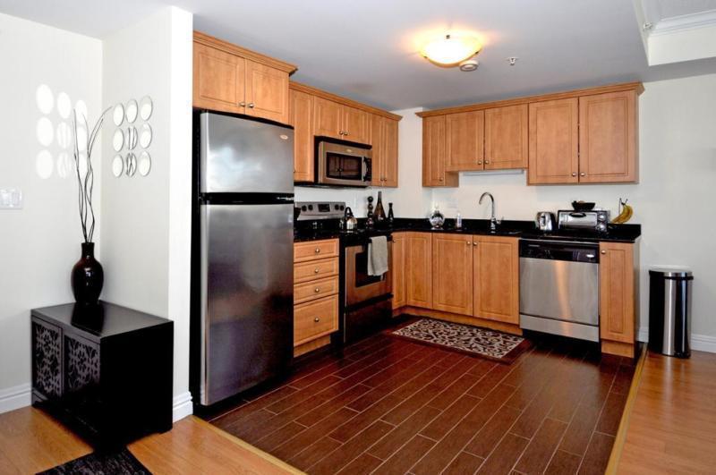 Large 1 Bdrm in Prestigious Bldg, Steps from Spring Garden!!