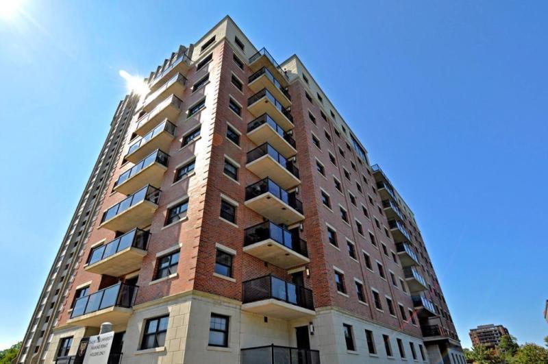 Large 1 Bdrm in Prestigious Bldg, Steps from Spring Garden!!