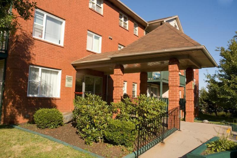 Spacious 1 Bdrm Suite w/ Balcony off Radcliffe! Walk to Sobeys!