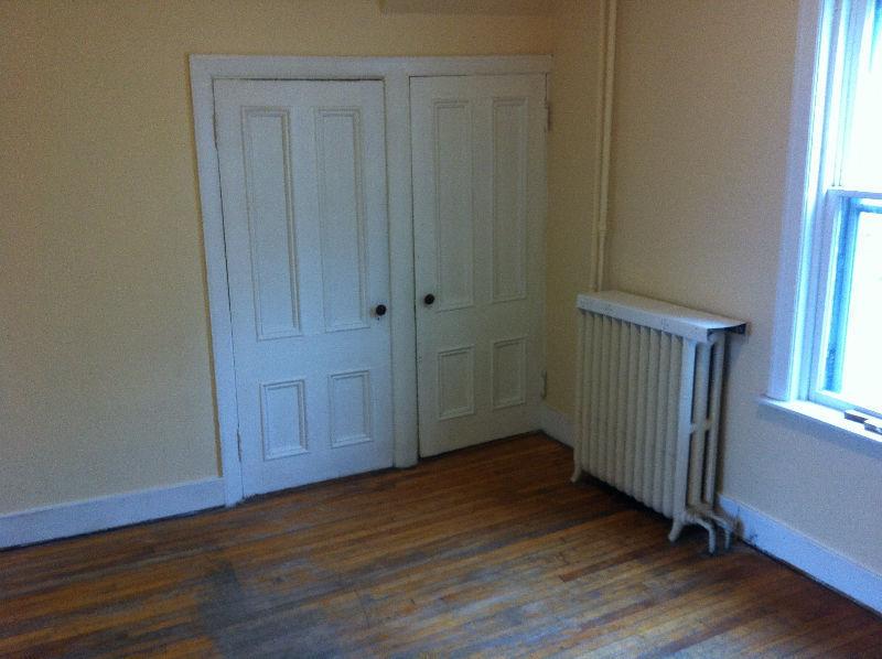 HEAT, POWER, CABLE/INTERNET OPTION. AVAIL TODAY, GROUND FLOOR