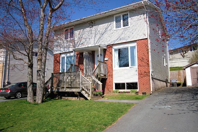 NEW LISTING! Lovely 3 Bedroom  Semi in Great Family Area!