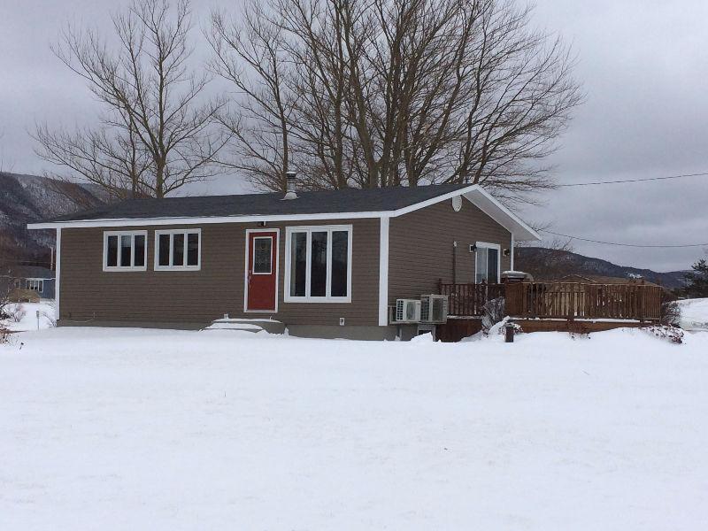 Beautiful 2 bedroom bungalow - move-in condition!