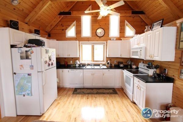 Custom Lakefront Log Home in a protected cove, Bras d'Or Lake