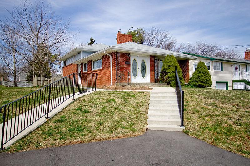 Beautiful, Meticulously Kept 3 Bedroom Family Home in !