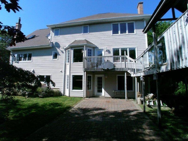 Executive two-story in 10 minutes from the Rotary inHerring Cove