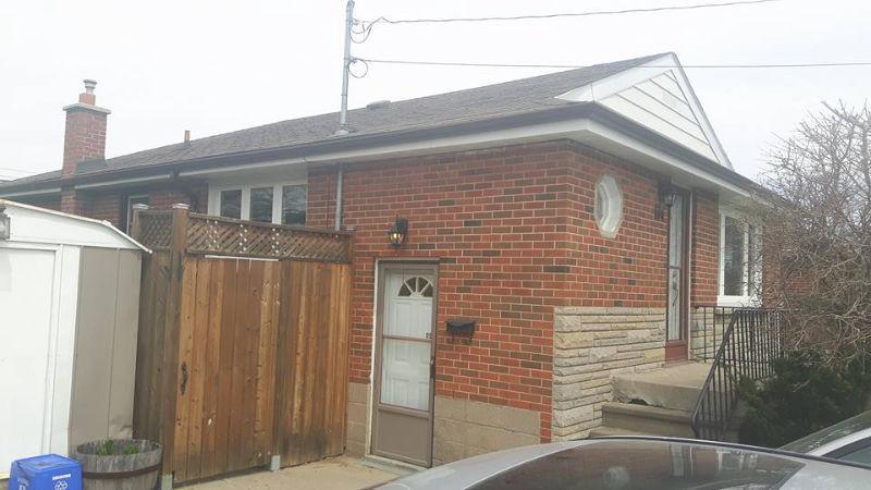 ATTENTION RENTERS! 3 bedroom bungalow on the East  Mnt