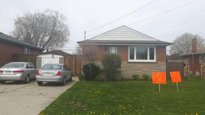 ATTENTION RENTERS! 3 bedroom bungalow on the East  Mnt
