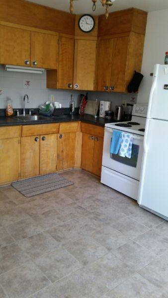 Large Bright Room in Clean Girls House Steps to Downtown and Uni