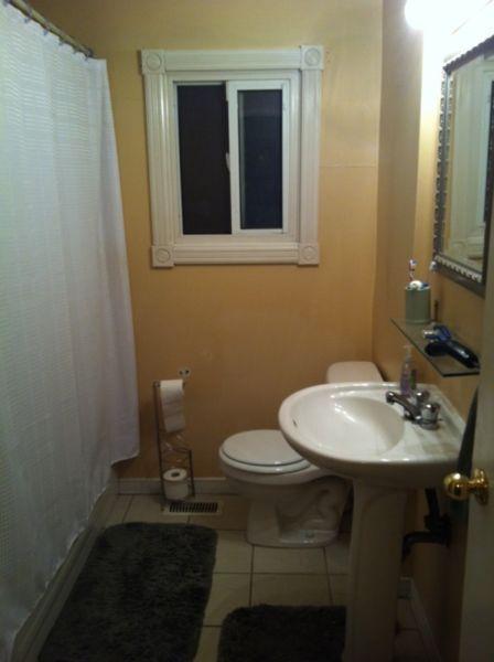 ****ROOMS FOR RENT-GREAT LOCATION****