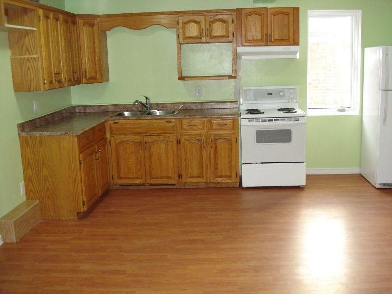 MUST SEE! BEAUTIFUL HUGE 2-BEDROOM APARTMENT AVAILABLE JUNE 1st