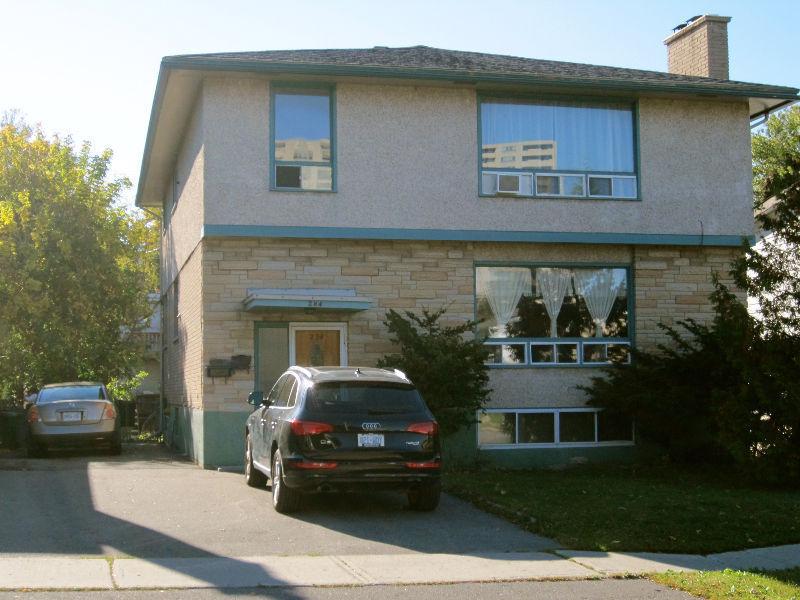 Spacious 2 BDRM +Den Duplex Upper Unit Near Britannia Beach