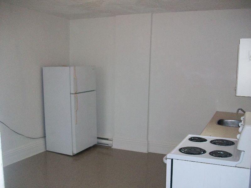 PICTURE TRENT STUDENTS GET THE THINGS YOU WANT IN THIS 2BD APT!