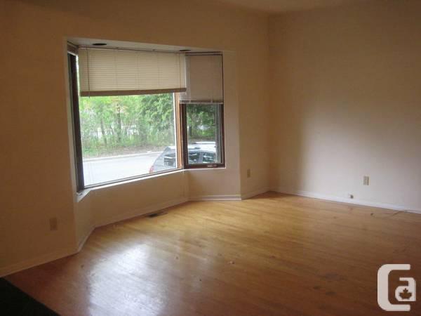 3 Bedroom + Den- Echo Drive and Clegg-  U/Carleton-Sept 1