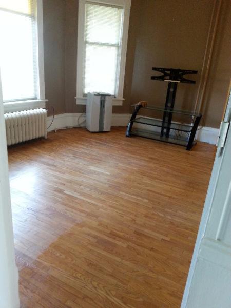 Clean ,quiet 3drm apt. main floor of a house mitton&devine $950