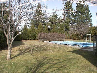 Glenburnie 3 bedroom on a large lot, heated pool, 3 min N of 401