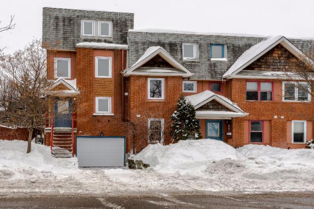 3 Storey 2 Bed, 2 Bath Executive Townhouse in Sandy Hill!