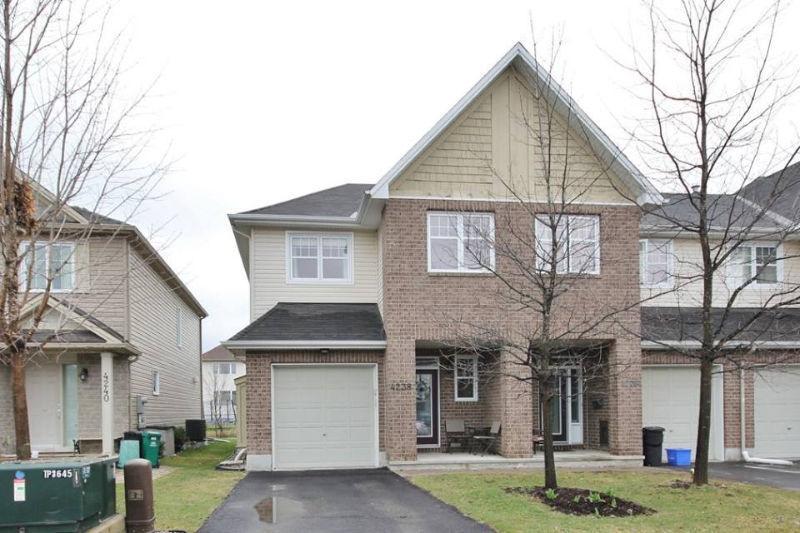 Great Looking End-Unit Townhome in Findlay Creek