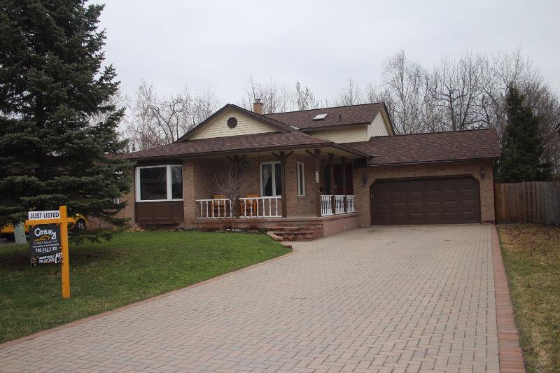 LOCATION! LOCATION! Spacious Split Level on Private Cul-De-Sac!