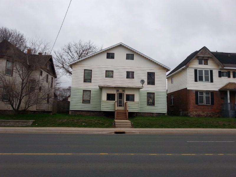 MONEY MAKING EIGHT UNIT APARTMENT BUILDING