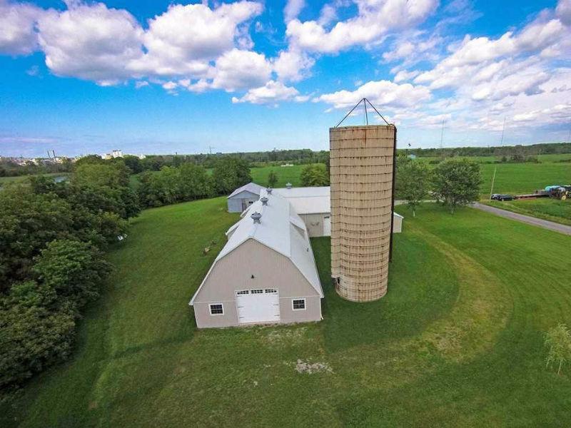 HOBBY FARM WITH WATERFRONT