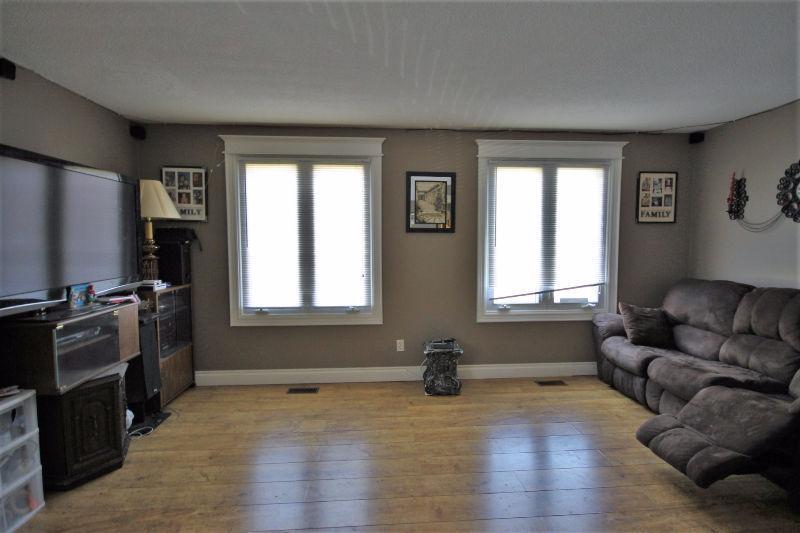 Nicely Maintained 3+1 Bedrm Bungalow w/Garage on Quiet Crescent!