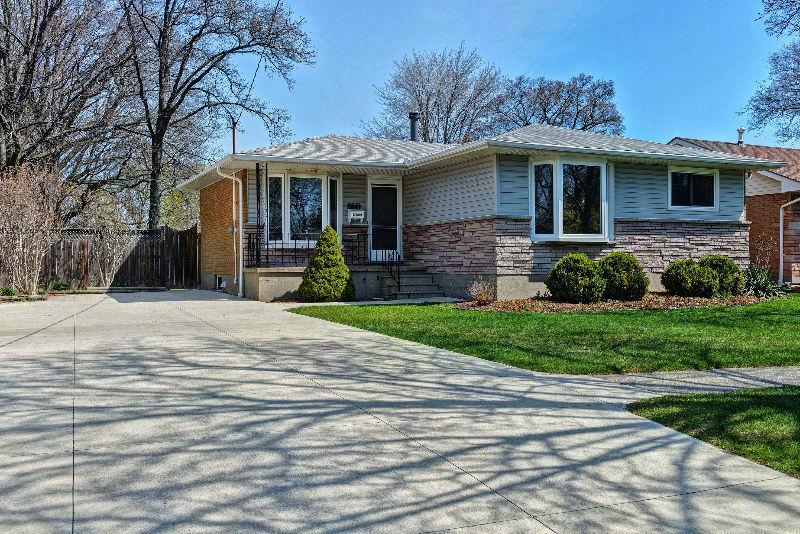 Beautifully renovated bungalow backing onto park - North