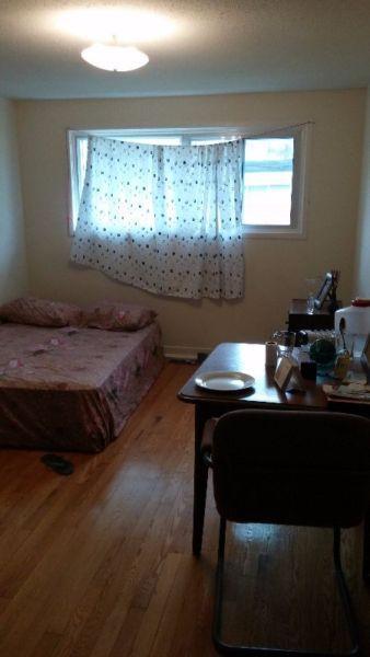 LARGE ROOM IN A TOWNHOUSE FOR A FEMALE- NEPEAN JUNE 1ST